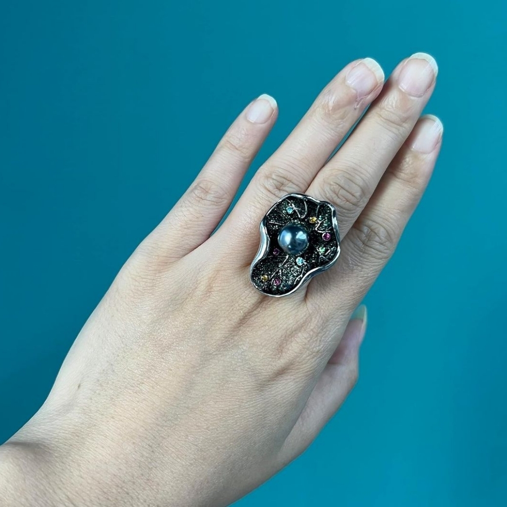 Flower-Shaped Statement Ring With Black Petals An… - image 4